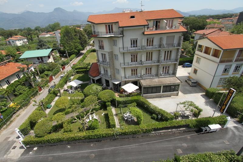 Hotel Montecarlo Lido di Camaiore Exterior photo